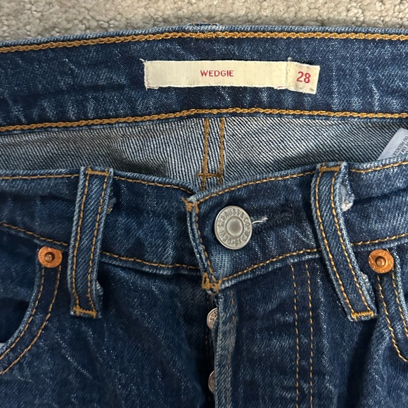 Levi’s wedgie Jean - Picture 2 of 2